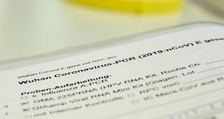 Akte f&uuml;r Coronavirus-Verdachtsf&auml;lle in einem Labor des Landesgesundheitsamtes Niedersachsen (Hannover, 28. Januar 2020).