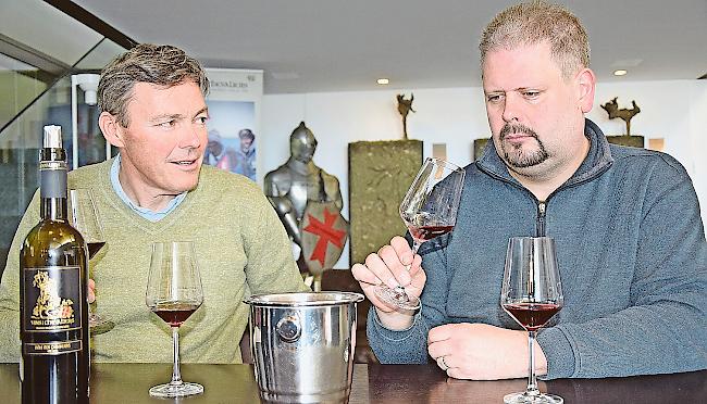 Weinbauproduzent Patrick Z’Brun (Bild: links) und sein hauseigener Önologe Christian Gfeller können das Resultat der K-Tipp-Fachjury nicht nachvollziehen.