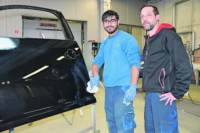 Claude Bonani (rechts) begleitet einen Lernenden bei seiner Arbeit als Carrosserielackierer.