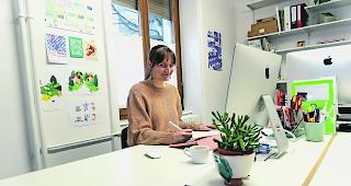 Barbara Seiler in ihrem Atelier bei der Arbeit an der Sondermarke der Post.