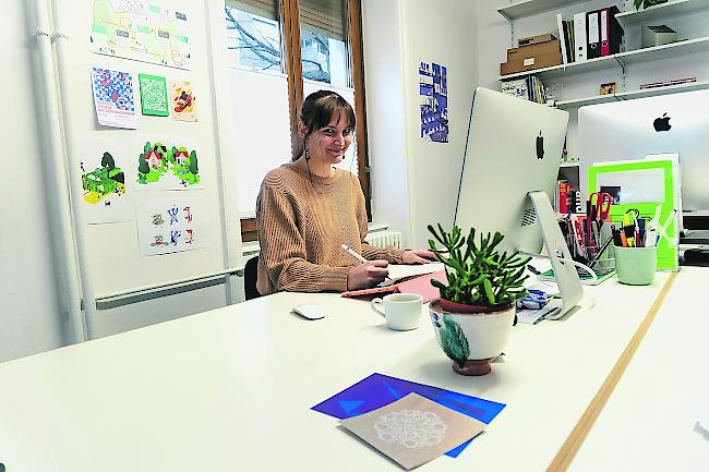 Barbara Seiler in ihrem Atelier bei der Arbeit an der Sondermarke der Post.