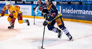 Der EV Zug, hier mit Yannick-Lennart Albrecht, z&auml;hlt zu den Topfavoriten auf den Meistertitel.