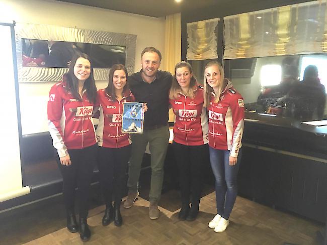 Panathlon-Club Präsident Marco Decurtins mit den Curlerinnen des Teams Stern: Céline Koller, Lisa Gisler, Skip Elena Stern und Briar Hürlimann.