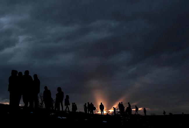 <b>Viele wollen weiterziehen.</b> Eine Gruppe von Menschen auf der Flucht versuchen von der Türkei aus die Grenze zu Griechenland zu überqueren.