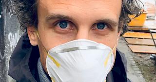 Zauberer Lionel Dellberg zaubert mithilfe von Instagram Masken her.