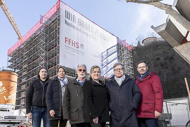 Arbeiten am Campus der Zukunft. David Bittel (Bauleiter), Anne Gramatzki (Markus Schietsch Architekten), Bruno Attinger (Baukommissionspräsident), Yvonne Ganz (Immobilienverantwortliche FFHS), Michael Zurwerra (Rektor FFHS) und Stéphane Pannatier (Verwaltungsdirektor FernUni), von links.