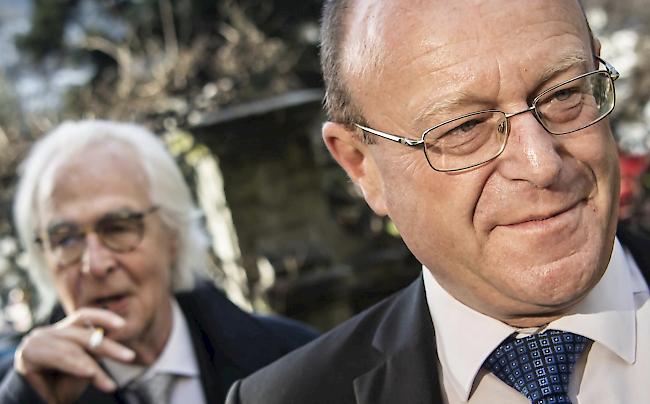 Auf dem Weg zum Walliser Kantonsgericht: Jean-Luc Addor mit seinem Verteidiger, dem Genfer Anwalt Marc Bonnant.