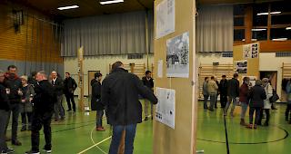 Interessiert betrachtet die Staldner Bev&ouml;lkerung die eingereichten Projektskizzen.