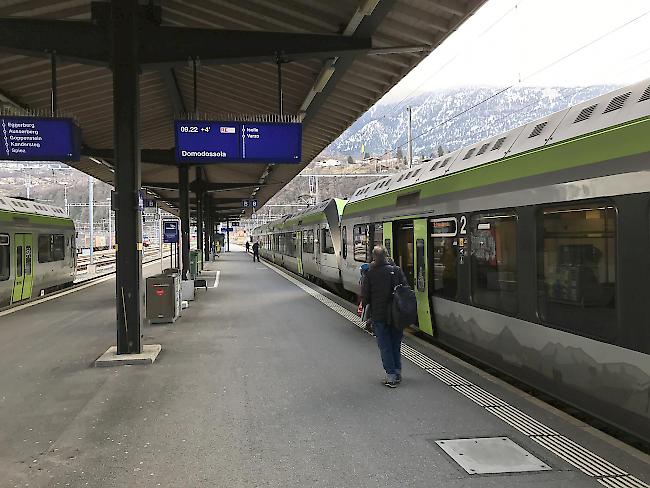 Ausbleibende Fahrgäste. Züge nach Domodossola verkehrten am Samstagmorgen praktisch leer vom Oberwallis in Richtung Italien.