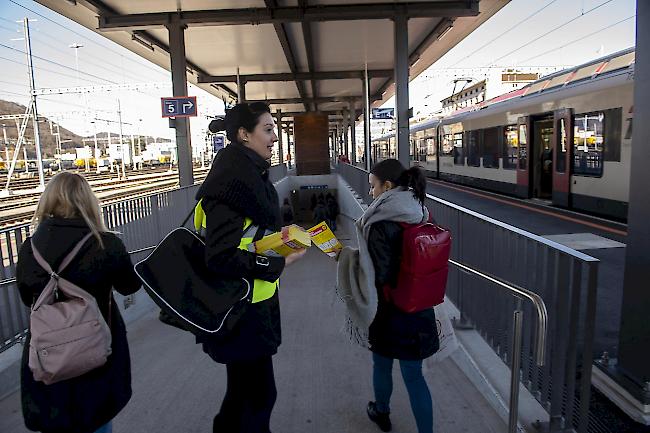 Mitarbeiter des Bundesamtes für Gesundheit (BAG) verteilen am Bahnhof Chiasso Broschüren über die Präventionskampagne des BAG gegen die Ausbreitung des Coronavirus.