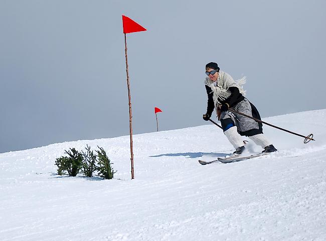 Das Kurvenfahren als Herausforderung. Schöne Bögen sind mit den Skiern nicht möglich. 