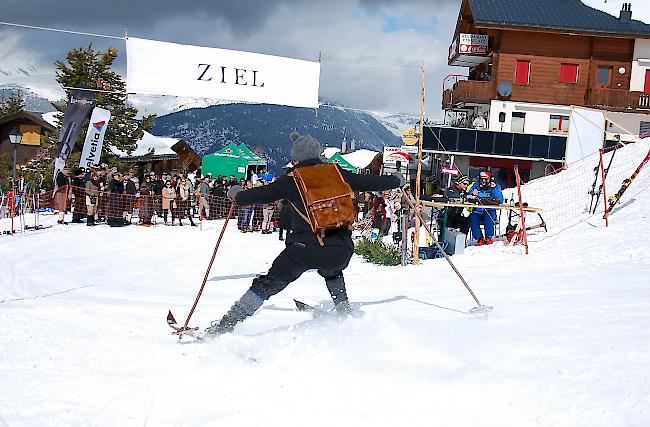 Schwierige Zielkurve. Hier legt es gleich mehrere Fahrer auf den Hosenboden (ja, auch ihn auf dem Foto). 