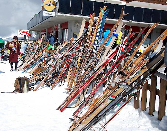 Sonst im Keller oder auf dem Estrich. Für das Nostalgie-Rennen werden die Holz-Skier hervorgeholt. 