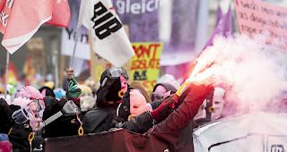 Das Frauenb&uuml;ndnis wollte die Demonstration trotz bundesr&auml;tlichem und stadtpolizeilichem Verbot auch durchf&uuml;hren, wenn wie in den letzten Jahren mehr als 1000 Frauen teilgenommen h&auml;tten.