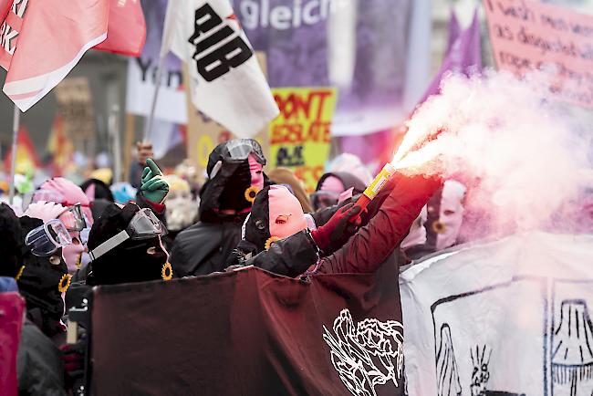 Das Frauenbündnis wollte die Demonstration trotz bundesrätlichem und stadtpolizeilichem Verbot auch durchführen, wenn wie in den letzten Jahren mehr als 1000 Frauen teilgenommen hätten.