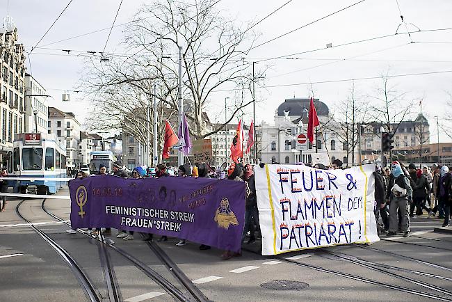 Demonstrantinnen blockierten am Frauentag das Zürcher Bellevue für den Verkehr.