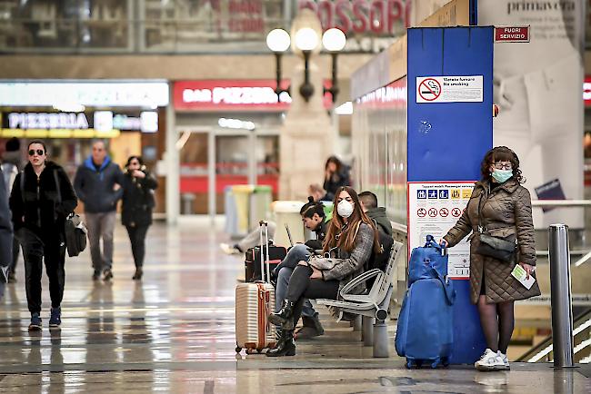 Menschen mit Gesichtsmasken am Sonntag im Mailänder Hauptbahnhof.