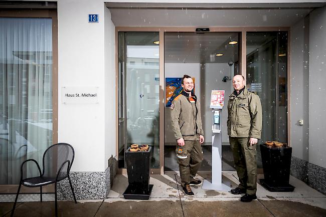 Unterstützung für Risikogruppe. Zivilschützer Mathias Blatter (links) und Silvan Lorenz, Kommandant der ZSO Region Brig, vor dem Haus St. Michael in Naters.