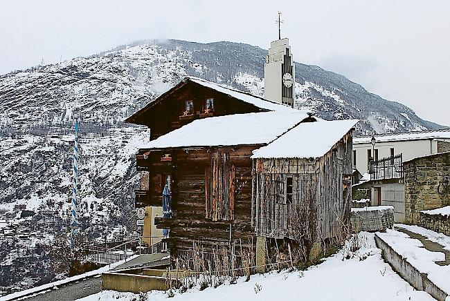 Zur Ortsbildverschönerung will die Gemeinde auf ihrem Grundstück bei der Kirche den rechten Stallanbau sowie den Misthof entfernen lassen.