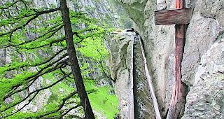 Im Ch&auml;nnel fliesst W&auml;sserwasser aus dem Gredetschtal.