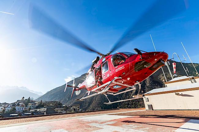 Drehscheibe. Ein Rettungshelikopter der Air Zermatt auf dem Dach des Spital Visp. Vor allem während Schulferien herrscht auf dem Dach Hochbetrieb.