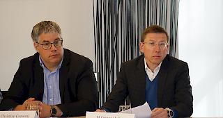 &Uuml;bernahme. Christian Consoni, MItglied Fenaco-Gesch&auml;ftsleitung und Provinsdirektor Otmar Hofer (rechts) informieren die Medien.