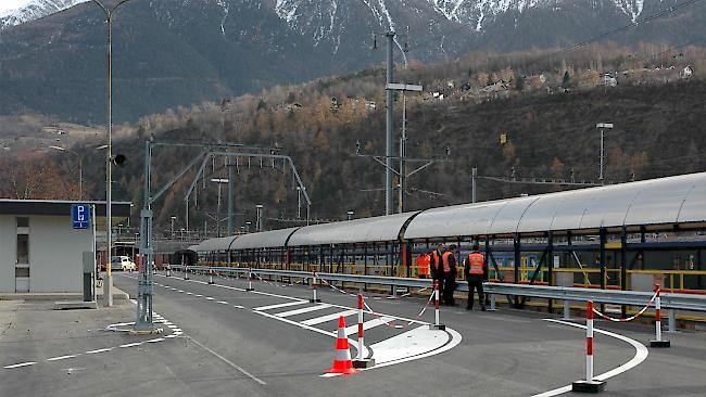 Der Autoverlad am Simplon zwischen Brig und Iselle verkehrt ab Samstag nur mehr im 90-Minuten-Takt.