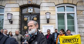 Dutzende Menschenrechtsaktivisten und Kirchenvertreter brachen bei der Urteilsverk&uuml;ndung am Donnerstag im Gerichtsaal und sp&auml;ter auf dem Rathausplatz in Freude aus.