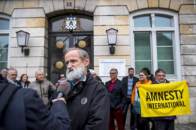 Dutzende Menschenrechtsaktivisten und Kirchenvertreter brachen bei der Urteilsverkündung am Donnerstag im Gerichtsaal und später auf dem Rathausplatz in Freude aus.