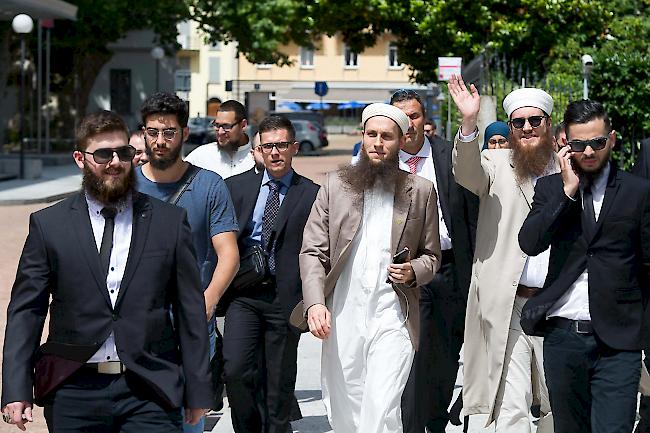 Qaasim Illi, Medienverantwortlicher IZRS, und Nicolas Blancho, Präsident Islamischer Zentralrat Schweiz IZRS (in weiss) im Juni 2018 vor dem Bundesstrafgericht in Bellinzona. (Archivbild)