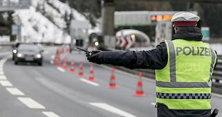 Ein Polizeibeamter leitet am 10. März am Brenner-Grenzübergang zwischen Österreich und Italien ein Auto zur Temperaturkontrolle des Passagiers um.