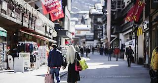 Zermatt. Die Schweizer Hotellerie hat einen Bombenstart ins neue Jahr hingelegt. Sie fuhr in den ersten zwei Monaten das zweitbeste Ergebnis seit knapp drei Jahrzehnten ein. Das war das letzte Glanzlicht vor einer rabenschwarzen Zeit, die mit der Coronavirus-Krise begonnen hat.
