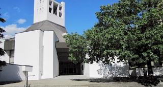 In den gr&ouml;sseren Pfarreien im Oberwallis finden die Eucharistiefeiern momentan ohne Kirchg&auml;nger statt. Brig und Visp zeigen die Messen auf den Sozialen Medien.