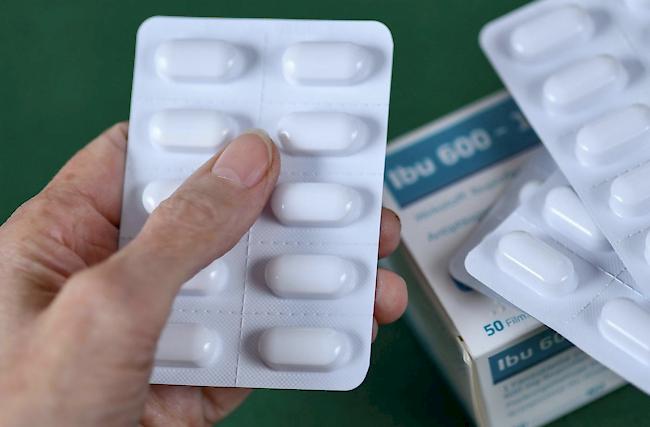 Das Bundesamt für Gesundheit (BAG) rät derzeit davon ab, Fieber mit ibuprofen-haltigen Medikamenten senken zu wollen. In Einzelfällen sei beobachtet worden, dass es dabei bei mit dem Covid-19-Virus infizierten Personen zu einem verschlimmerten Krankheitsverlauf kam.