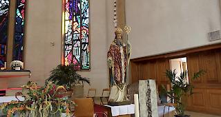 Die besondere Lage der Coronavirus-Pandemie wirkt sich auch stark auf die Bestattungskultur aus. Es gibt keine &ouml;ffentlichen Aufbahrungen mehr. Trauerfeiern finden im engsten Familienkreis statt.