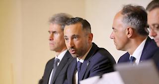 Positiv getestet. Staatsrat Fr&eacute;d&eacute;ric Favre, hier mit Polizeikommandant Christian Varone und Staatsrat Christophe Darbellay bei der Pressekonferenz vom vergangenen Freitag. 