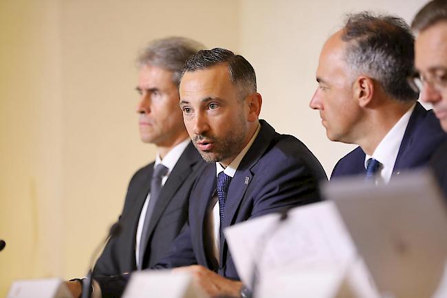 Positiv getestet. Staatsrat Frédéric Favre, hier mit Polizeikommandant Christian Varone und Staatsrat Christophe Darbellay bei der Pressekonferenz vom vergangenen Freitag. 