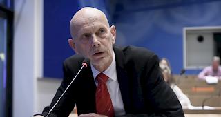 &laquo;Je weniger &auml;ltere Personen und Risikopersonen erkranken, desto weniger belegt werden Intensivspit&auml;ler sein.&raquo; Das sagte Daniel Koch vom Bundesamt f&uuml;r Gesundheit (BAG). Maximal k&ouml;nnten in der Schweiz 1200 Intensivpflegebetten bereitgestellt werden.