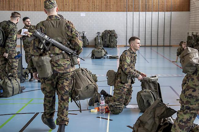 Am Montag sind Soldaten für das Spitalbataillon 5 aus verschiedenen Teilen der Schweiz in der Kaserne von Stans eingetroffen.