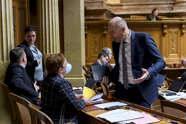 Es sollen nur Sitzungen von Kommissionen und Delegationen stattfinden, die für die Mai- und Juni-Session als dringend eingestufte Geschäfte beraten müssen. 