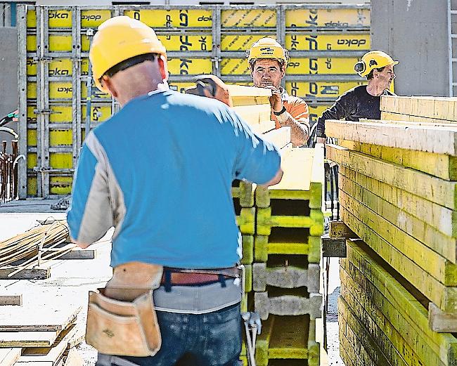 <b>Grünes Licht.</b> Der Betrieb auf den Walliser Baustellen läuft vorerst weiter.