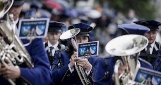 Corona verlangt Abstandsregeln: Die Musikgesellschaft Blatten (L&ouml;tschen) f&uuml;r einmal nicht in der &uuml;blichen Formation. (Archivbild)