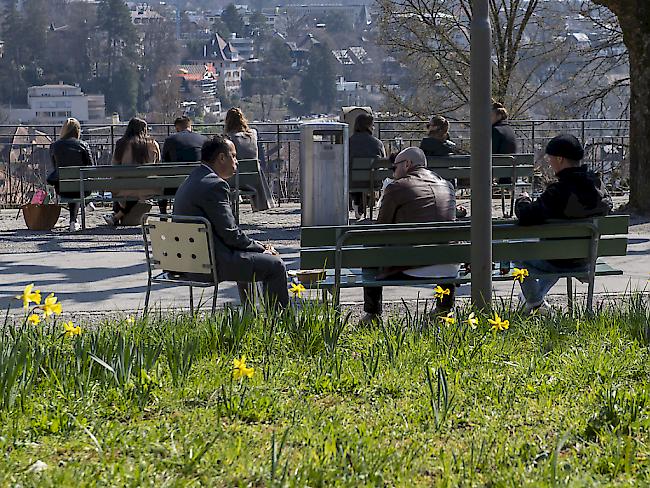 Gruppen über fünf Personen drohen Bussen. Mit 20 Milliarden Franken greift der Bundesrat Unternehmen mit Liquiditätsproblemen unter die Arme.