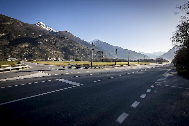 Keine Rush Hour. Normalerweise rauscht hier auf der Kantonsstrasse vor Raron der Verkehr – Bild: Mittwochmorgen, 08.00 Uhr. 