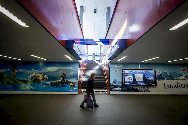 Keine Hektik. Neuralgische Punkte, wie hier der Bahnhof Visp, werden zu Standbildern. 