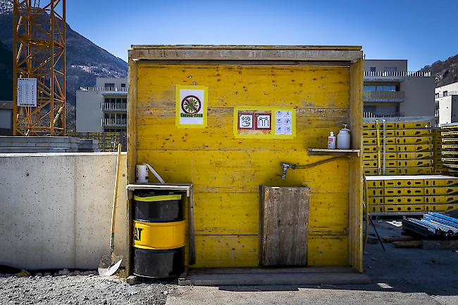 Sauber bleiben. Sanitär-Einrichtungen auf einer Baustelle in Visp. 