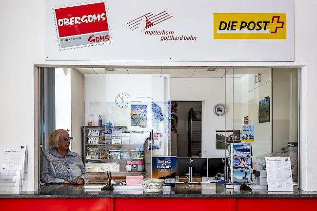 Abstand wahren. Der Schalter im Bahnhof Reckingen. 