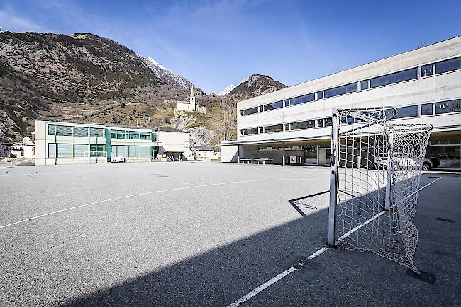 Tristesse. Auch auf dem Schulhof in Raron wird die nächsten Wochen nicht gespielt. 