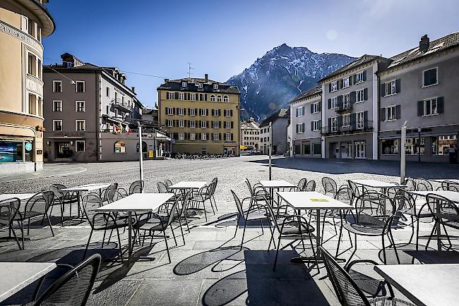 Frühling kommt, die Leute bleiben weg. Die Stadtzentren bleiben leer – wie hier in Brig. 