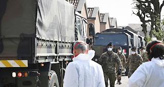 Italien: Ein Militärkonvoi transportiert Leichen aus Bergamo zum Krematorium.